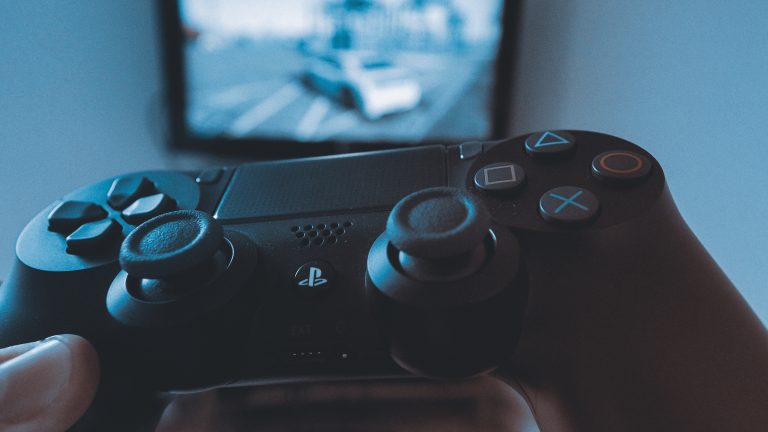 Over ons Moderne gaming set up mooier maken met verlichting, ergonomische stoel en beeldscherm