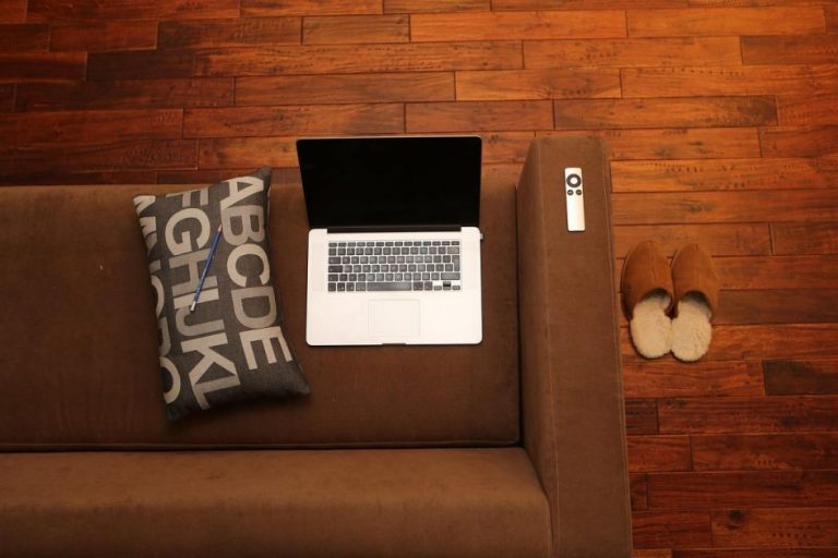 Over ons Professionele installatie vloerverwarming in woonkamer met moderne verwarmingsleidingen