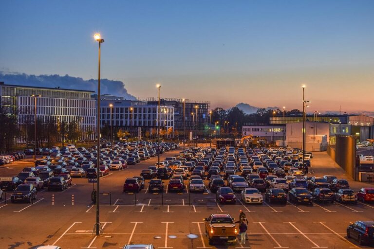 Home Parkeerbeleid VvE afspraken met diverse voertuigen en parkeersituaties in een appartementencomplex